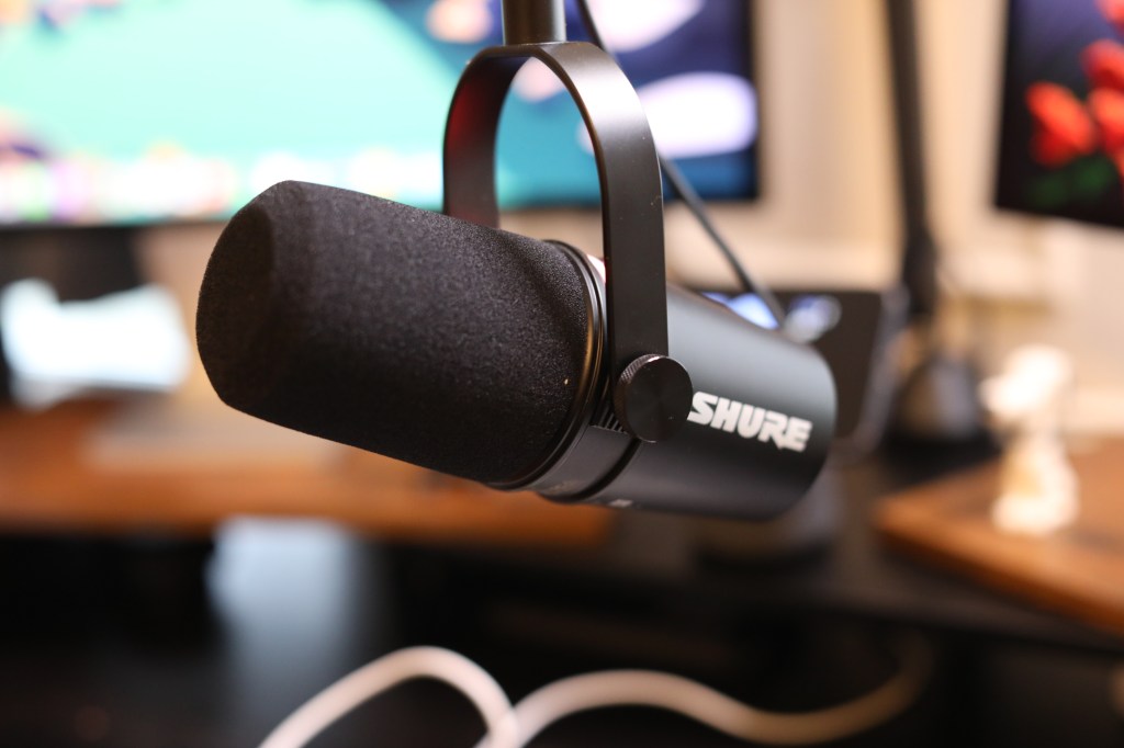 Shure MV7+: Mic podcast USB tốt nhất nâng cấp tốt hơn